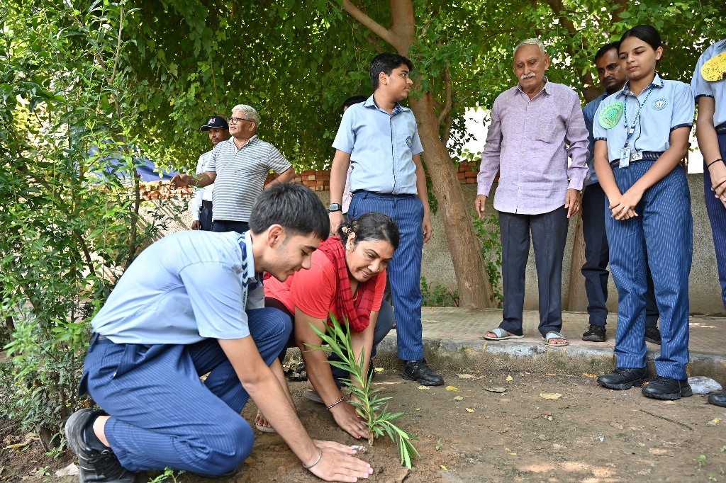 vanmahotsav-celebration-middle-wing-WX3bSU